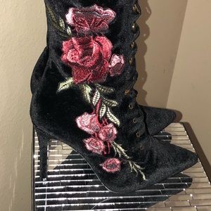 Velvet boots with Flower Detail